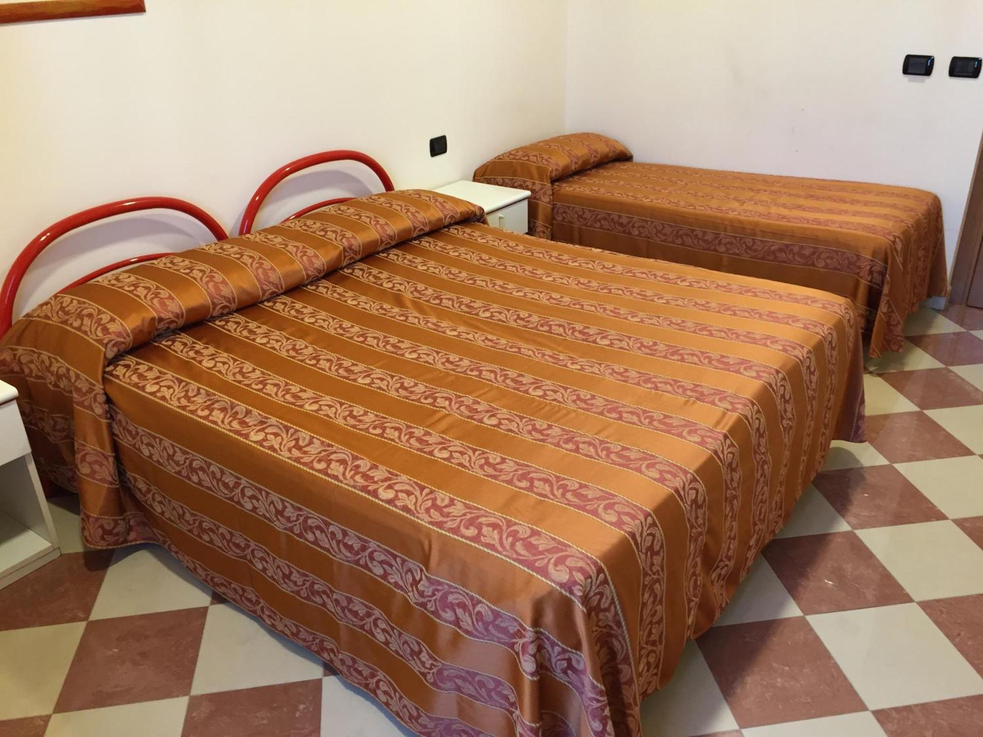 Hotel Fiorella Сенигаллия Номер фото