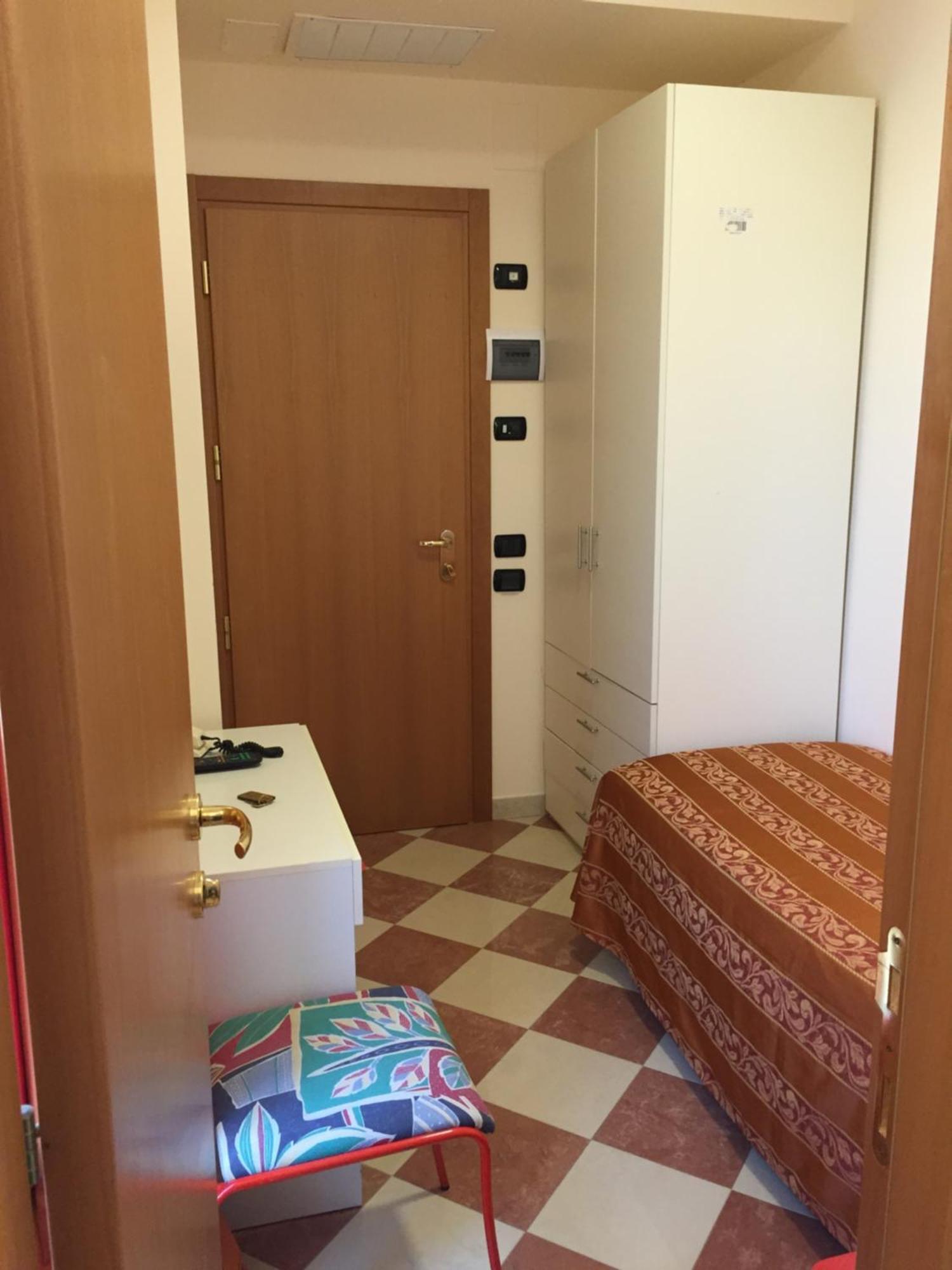 Hotel Fiorella Сенигаллия Номер фото