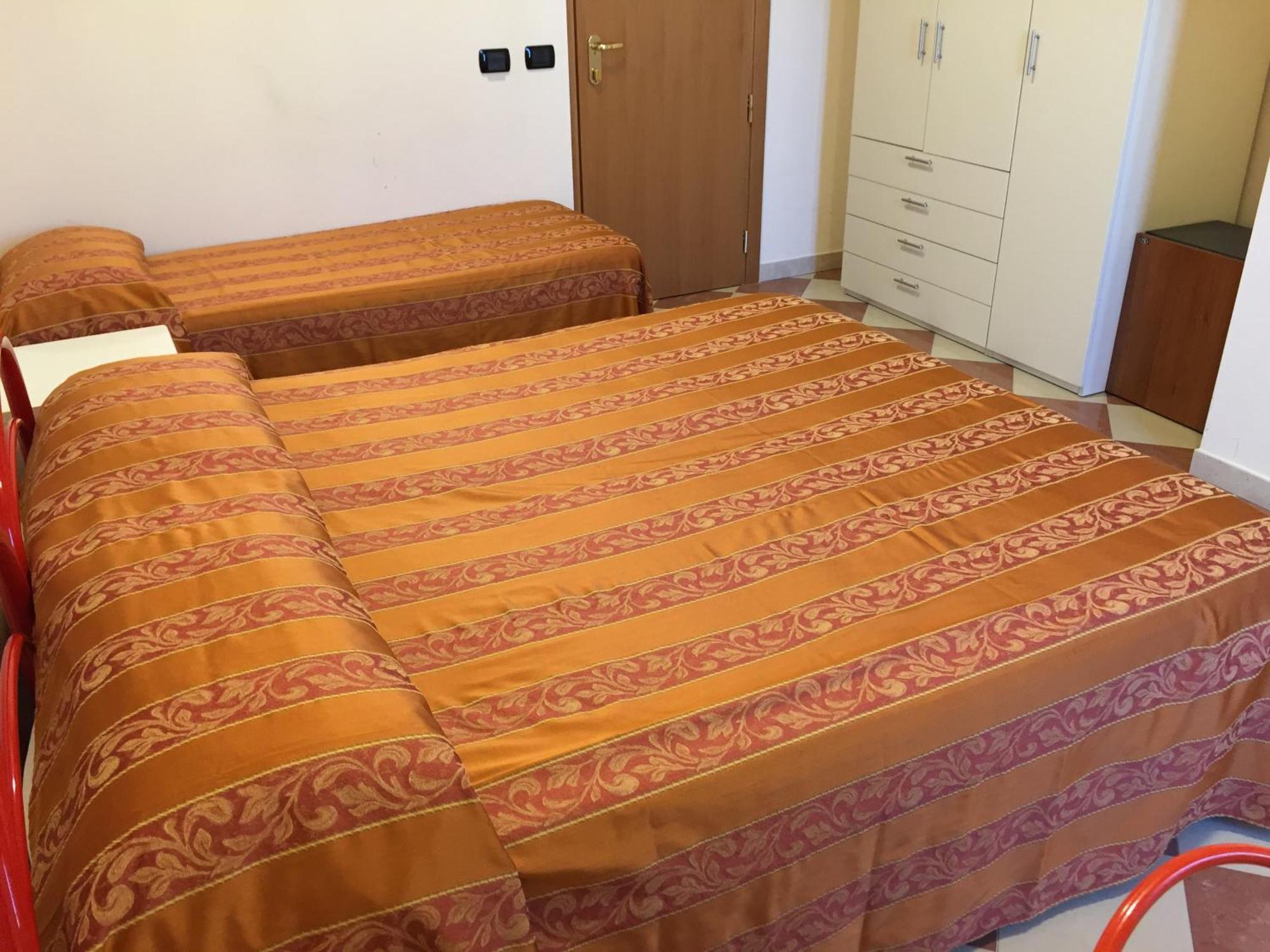 Hotel Fiorella Сенигаллия Номер фото
