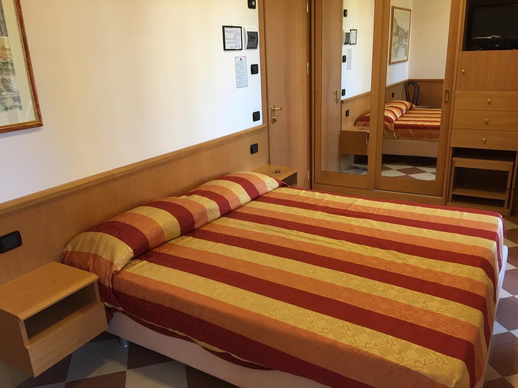 Hotel Fiorella Сенигаллия Номер фото