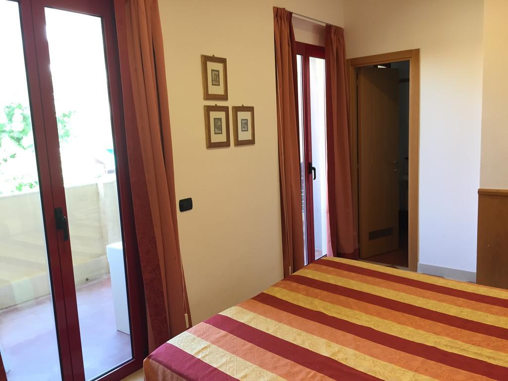 Hotel Fiorella Сенигаллия Номер фото